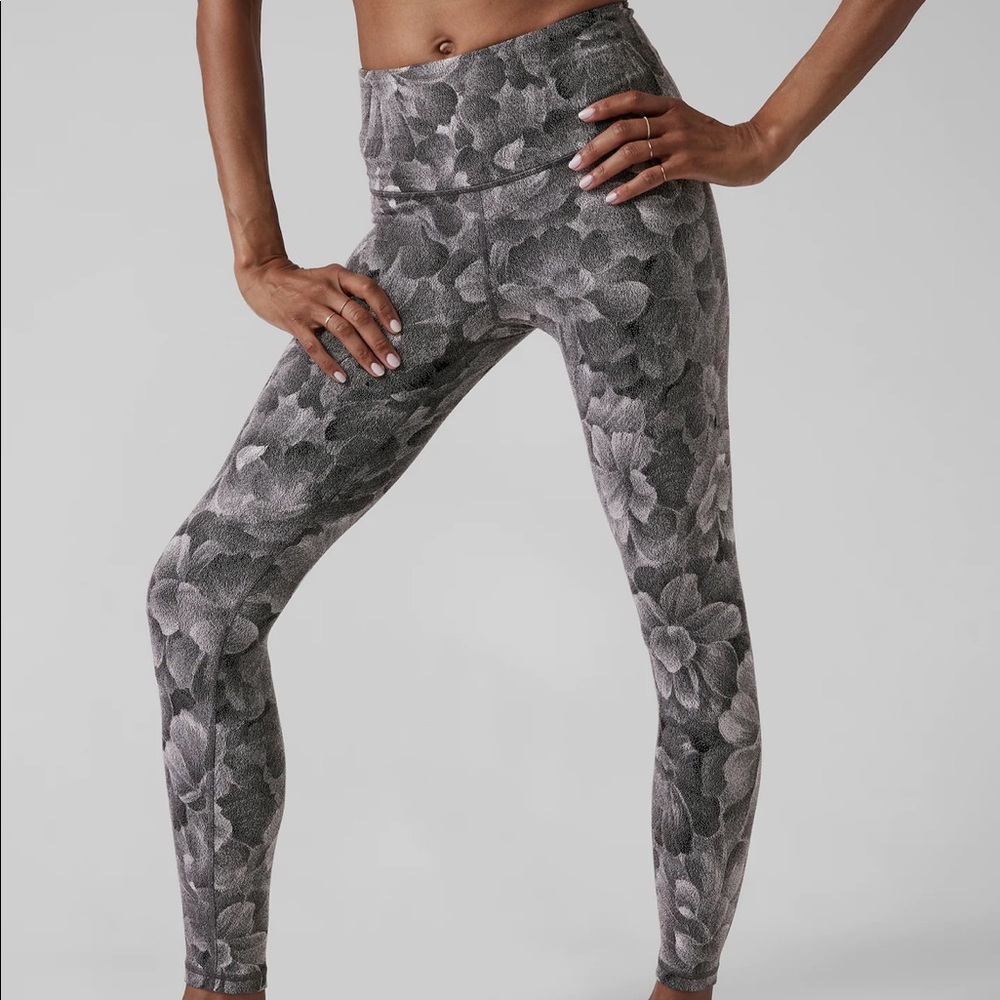 NWT Athleta Elation Textured Tight in Chakra Floral Black Sea Salt Size XSmall